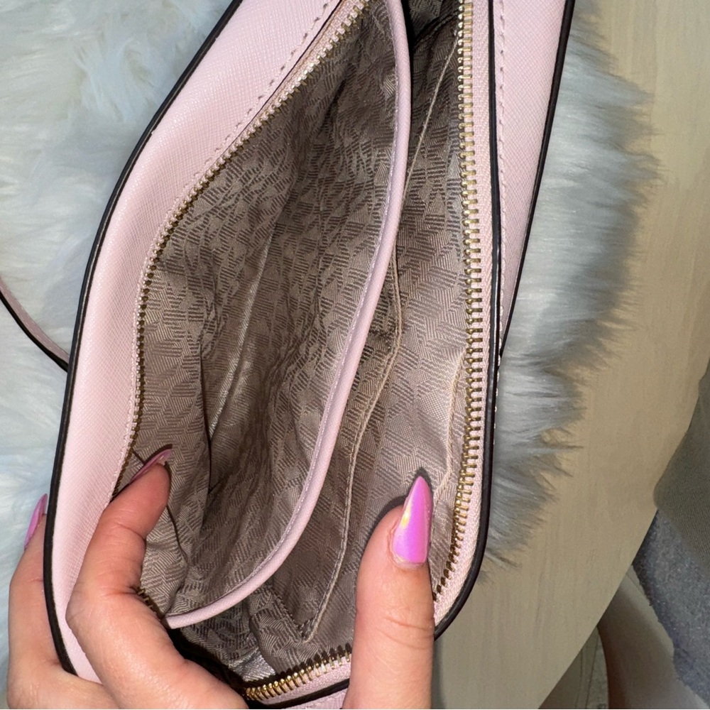 Like New Michael Kors MK Crossbody. - Picture 4 of 10